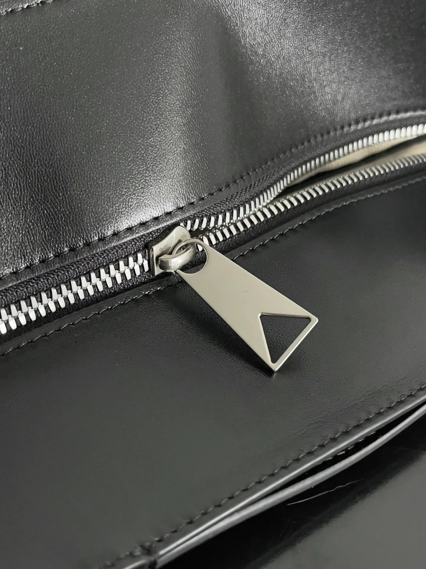 Batch 2360 BV zippered black tote bag is online. Are you still looking for a simple zippered tote bag? Take a look at BV's simple, low-key, practical, large-capacity, versatile and yet outdated large tote bag with its own unique style. The zipper opening and closing are safe and high-quality leather shows more connotation. The full cowhide is lined to keep the light weight. Small items also have their own exclusive storage. It is truly a durable commuter bag that can accompany you through spring, summer, autumn and winter. Style number: 786666 Size: 44*35*17cm
